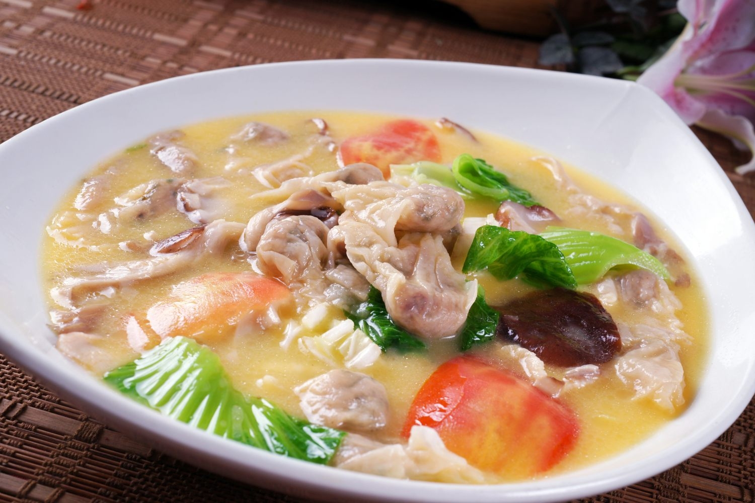 餐饮美食川菜鸡汁榄菜烩云吞高清图片