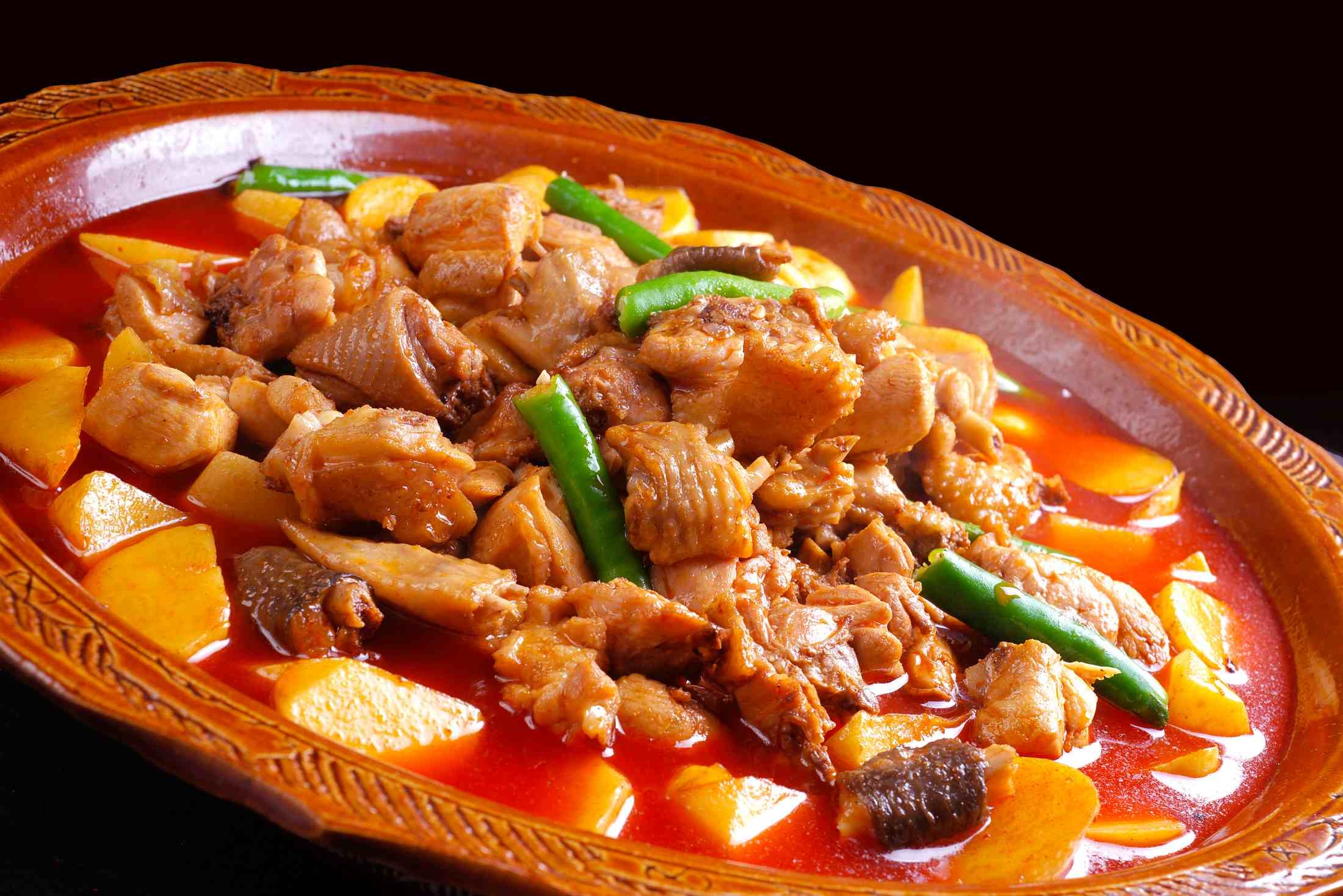 洋芋烧土鸡高清图片