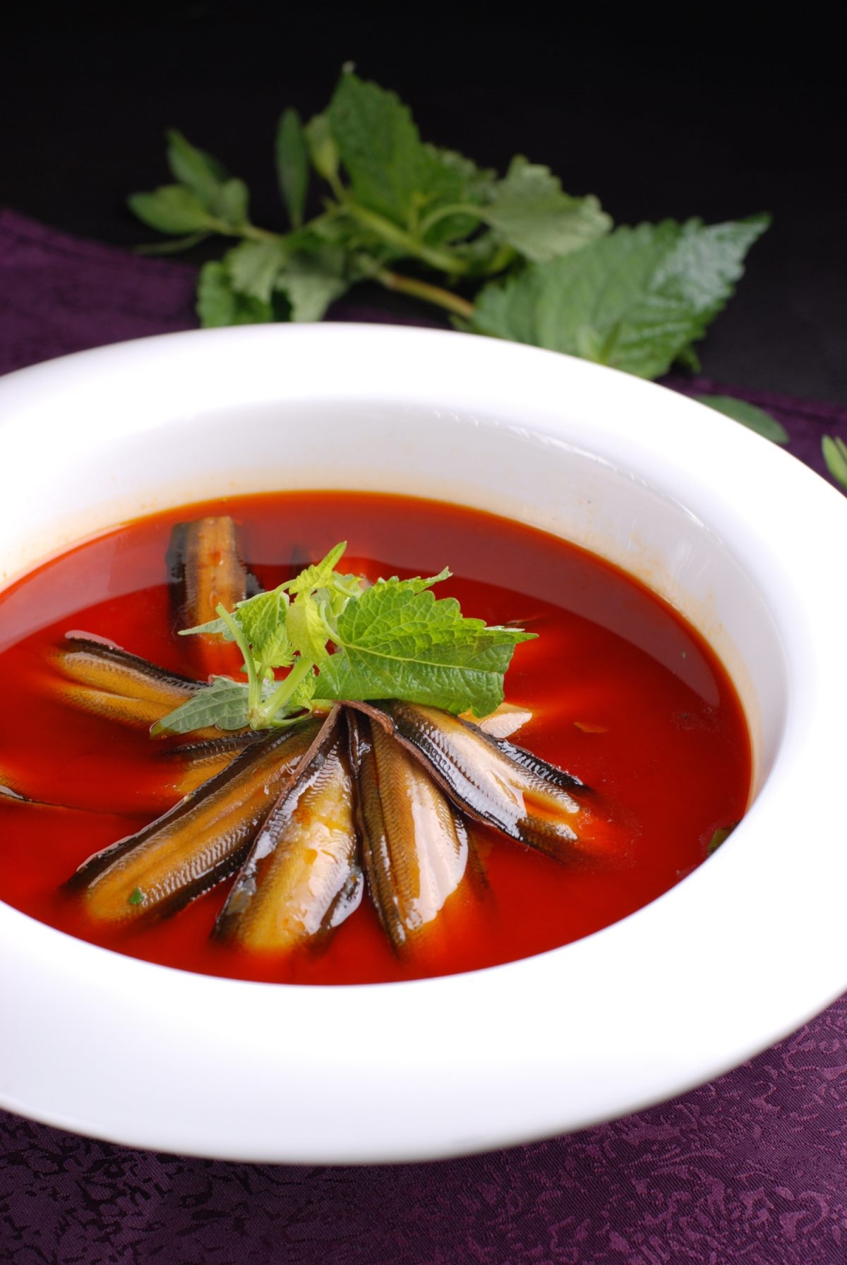 餐饮美食河水鳝丝高清图片