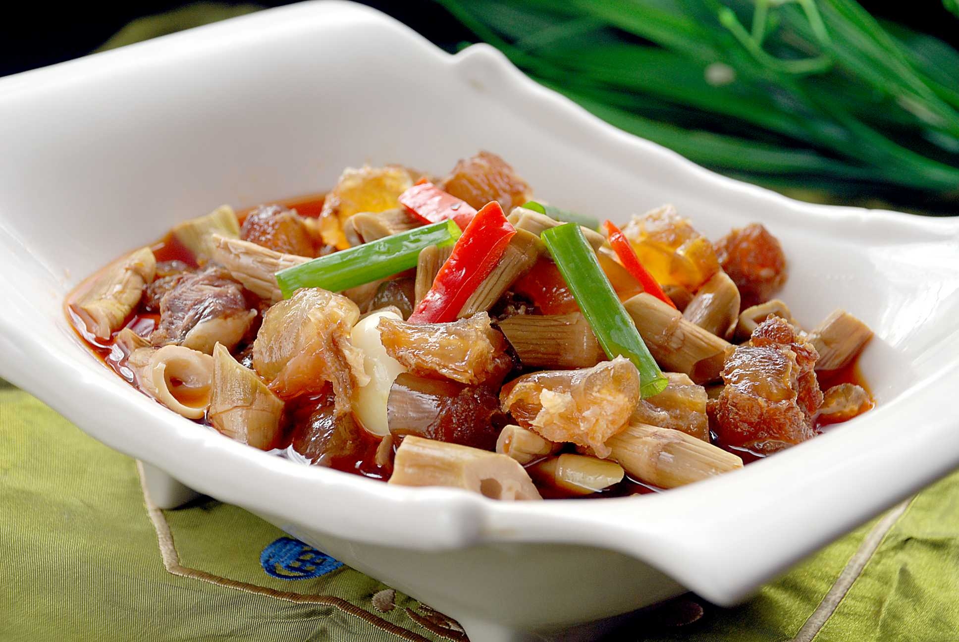 餐饮美食黄笋焖牛筋(1)高清图片