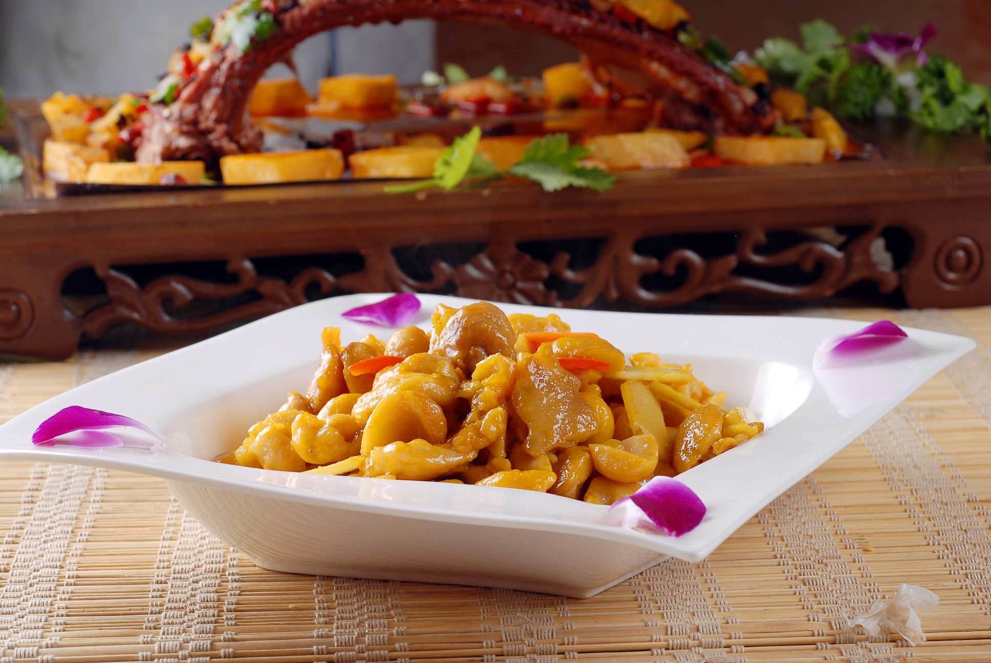 板栗烧鸡块高清图片