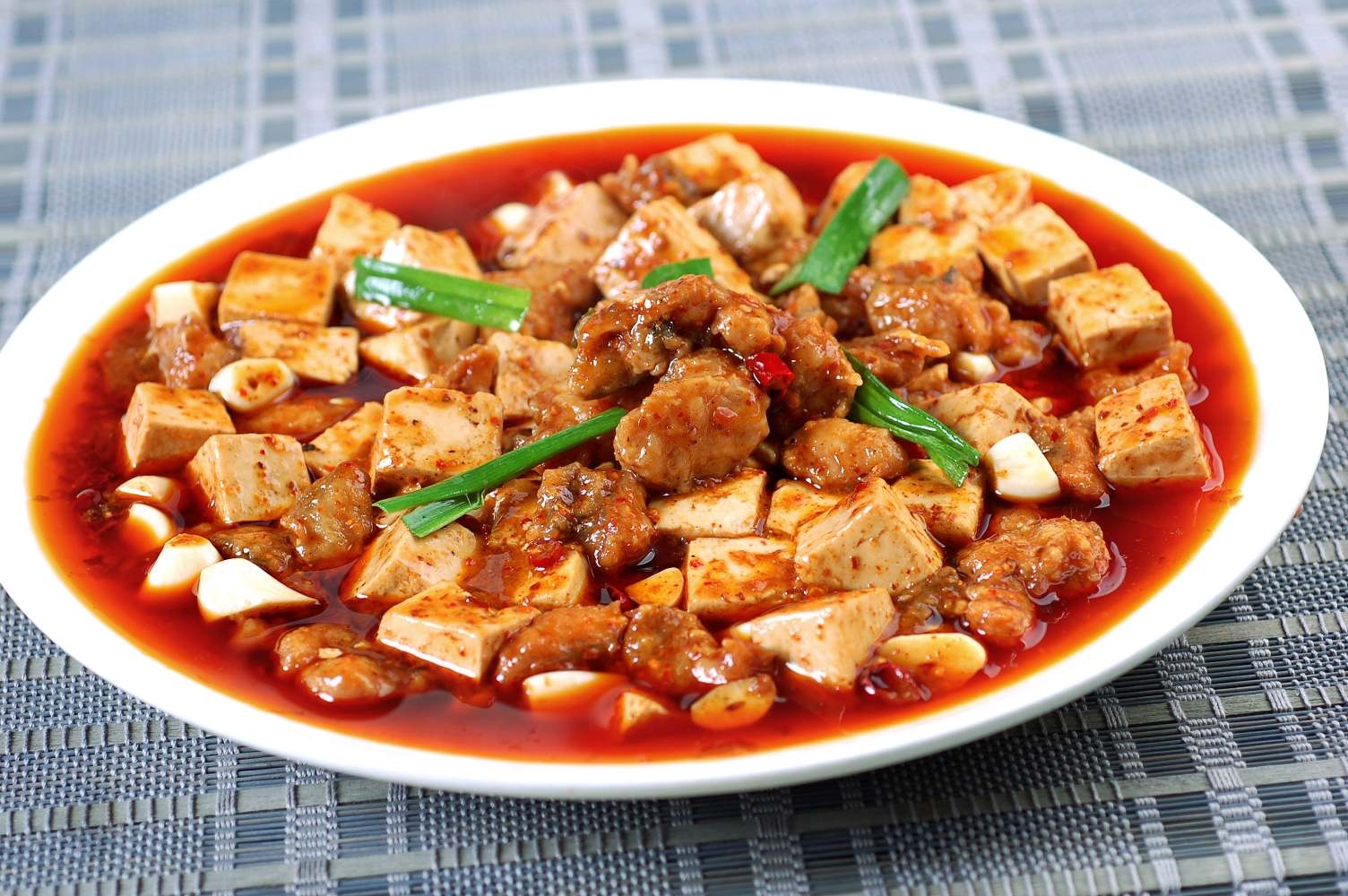 餐饮美食老豆腐烧鲢鱼高清图片