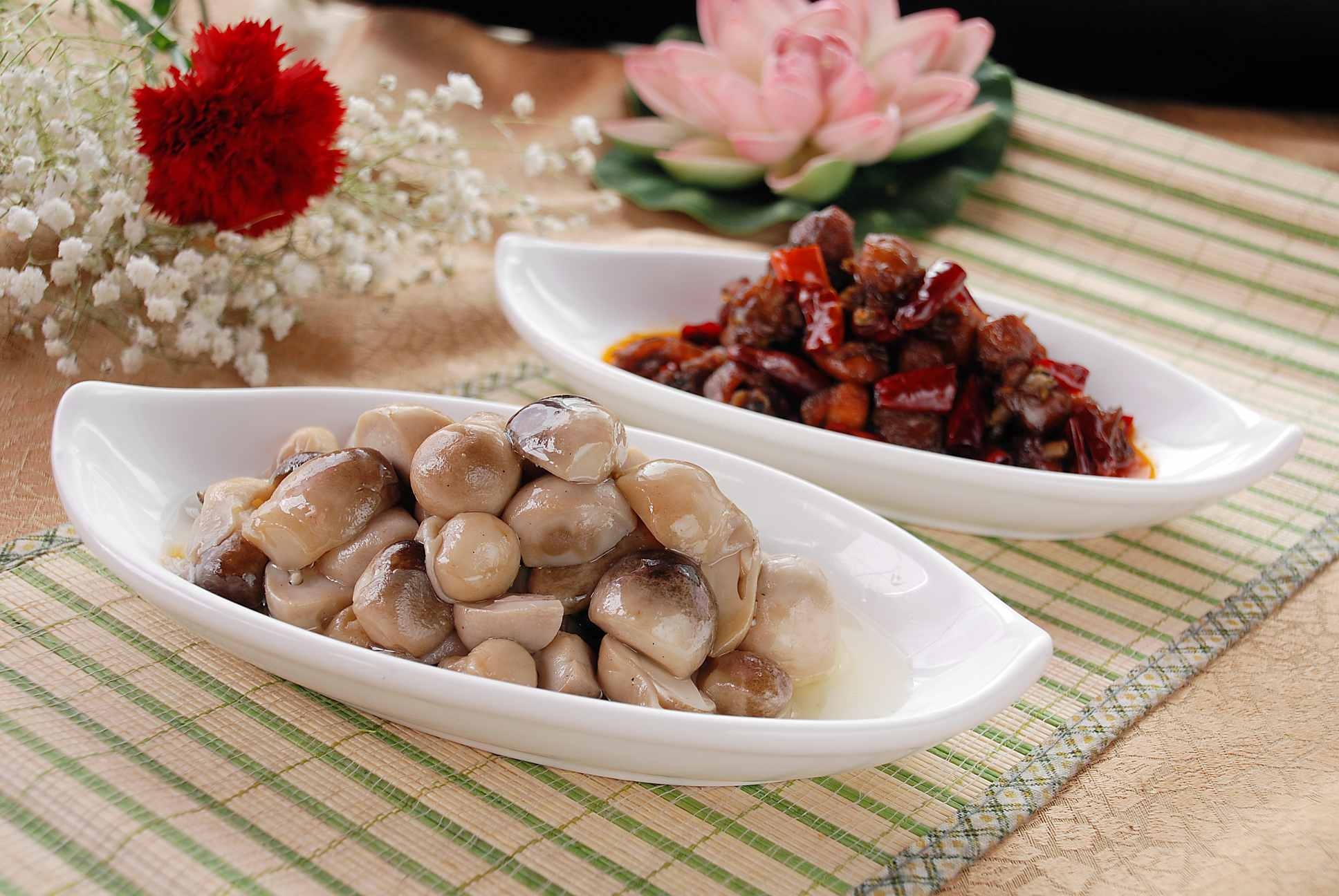 油焖草菇高清图片