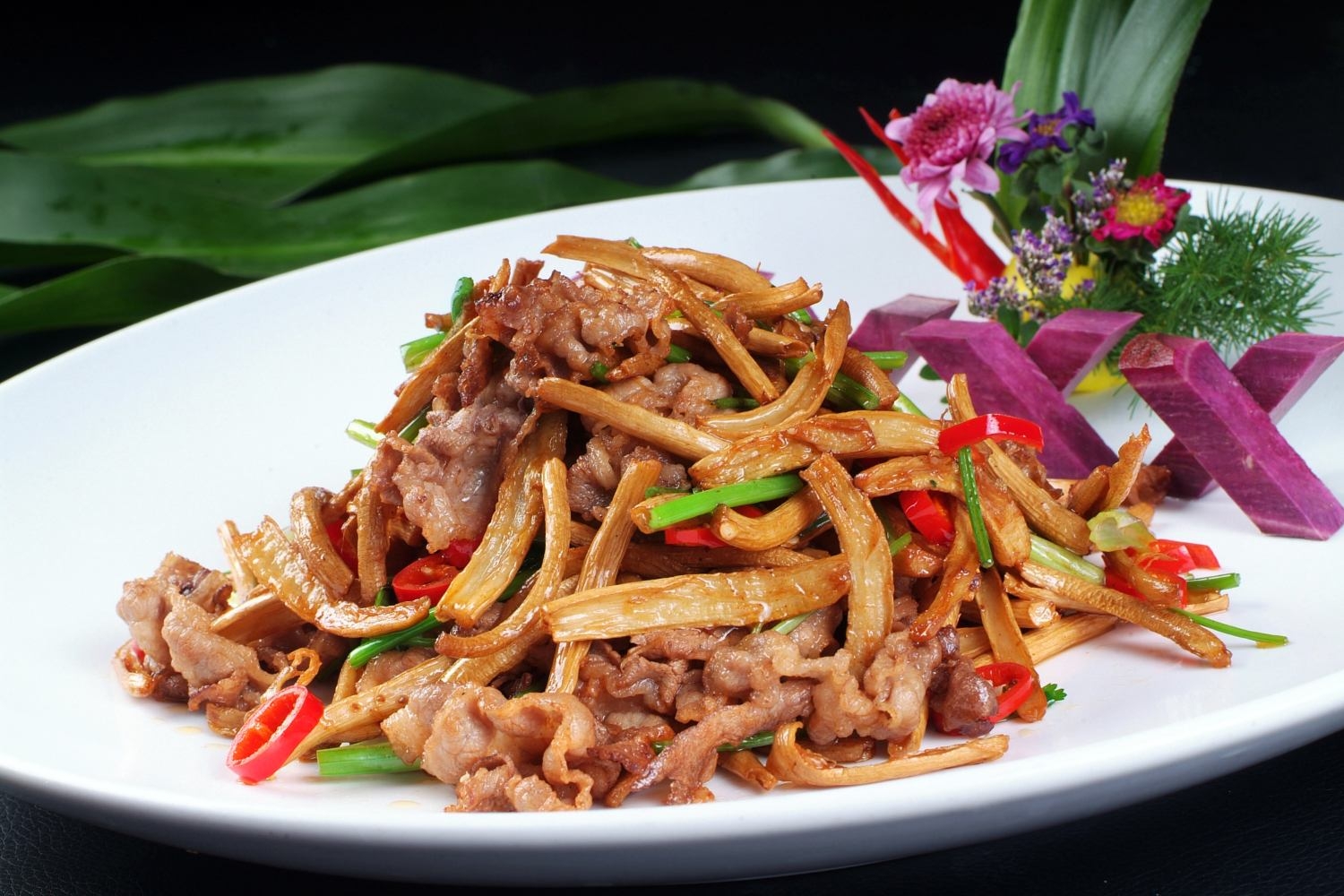 餐饮美食茶树菇酱肥牛高清图片