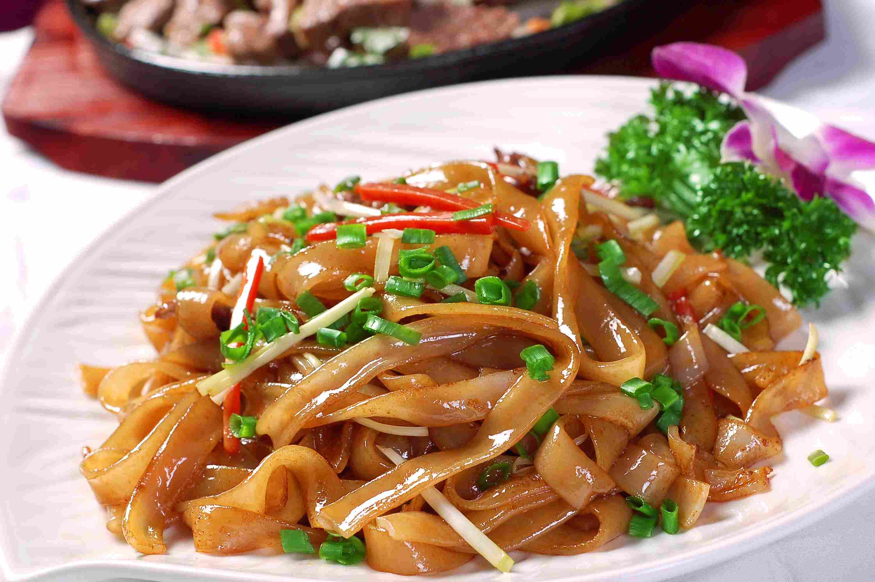 餐饮美食小炒港式炒牛河高清图片