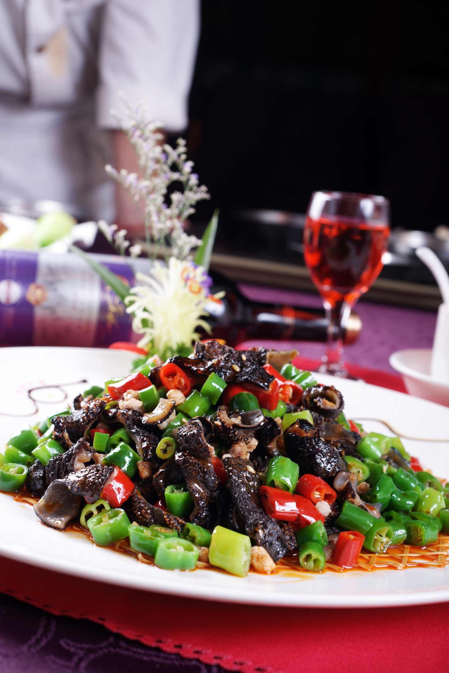 餐饮美食鲜椒肉碎爆参皮高清图片