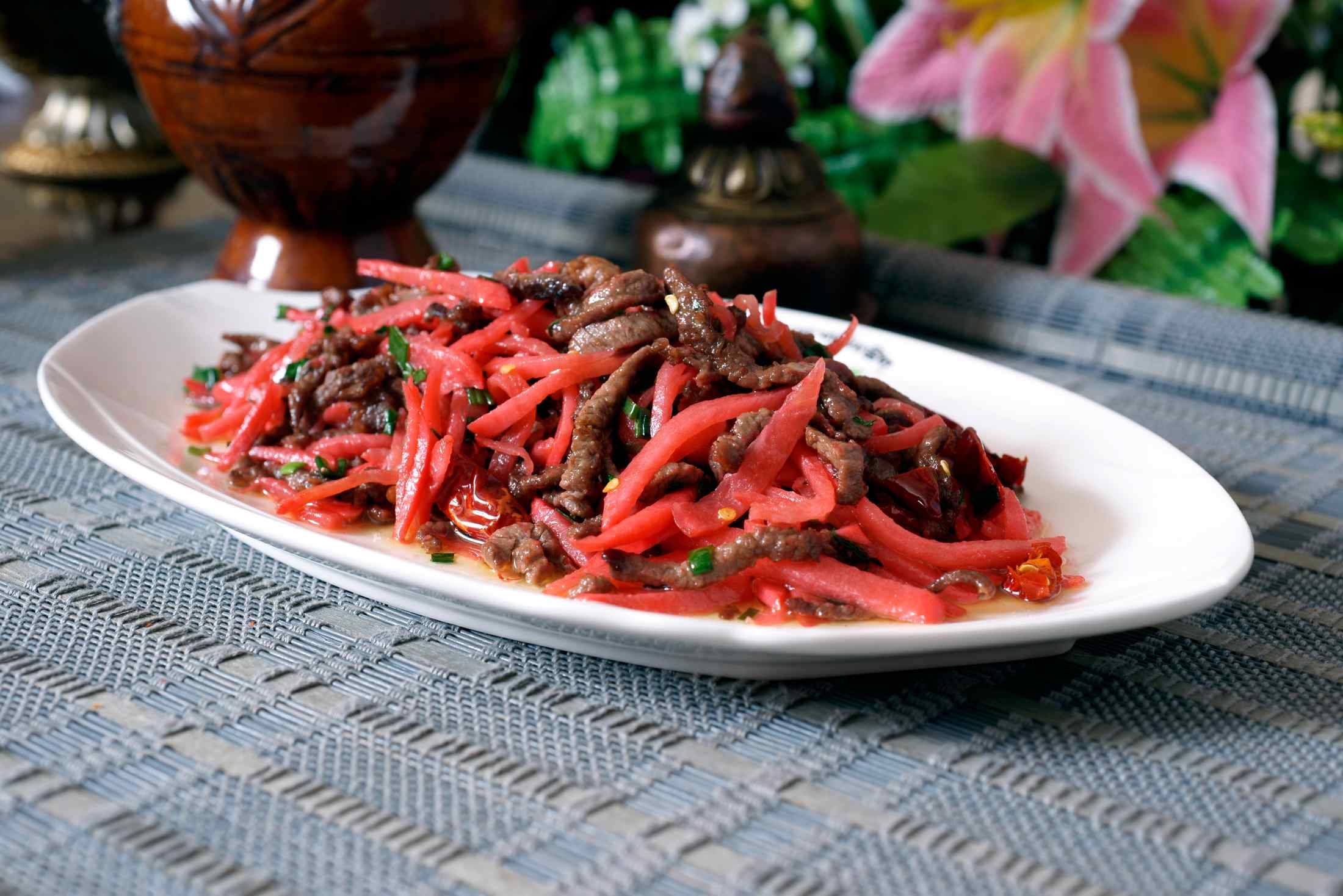 招牌热酸萝卜炒牦牛肉高清图片