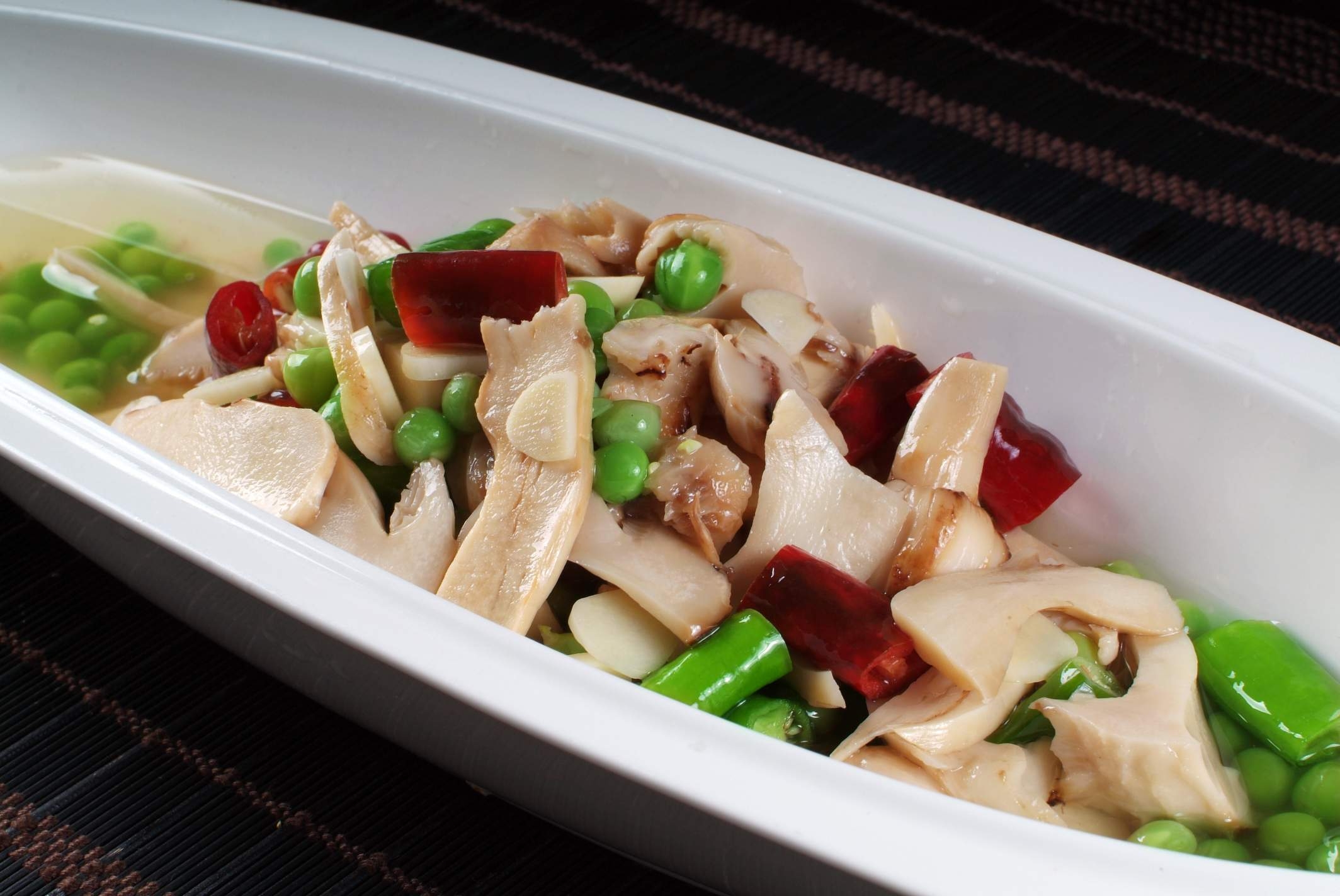 餐饮美食野味青豆烧松茸高清图片