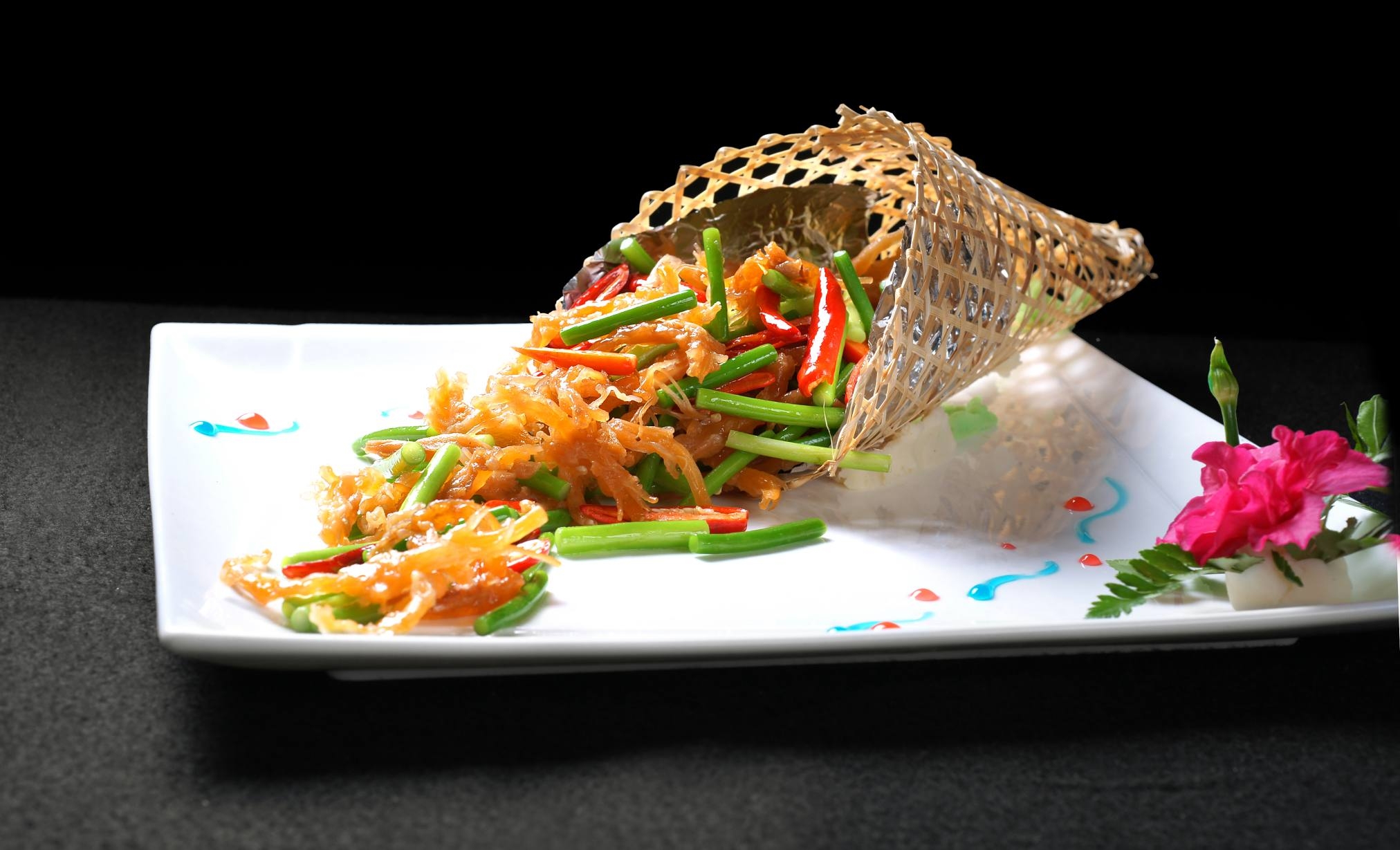 餐饮美食竹网鹅脚筋咸鲜微辣高清图片