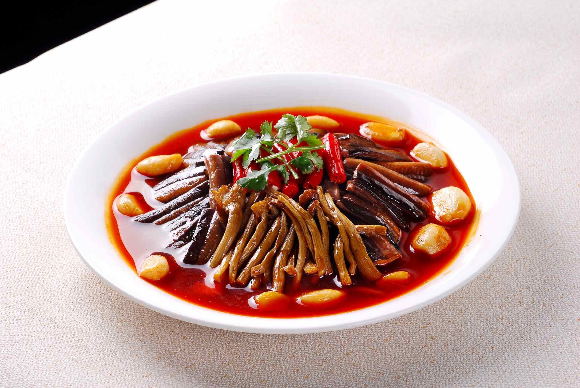 热菜茶树菇烧鳝鱼高清图片