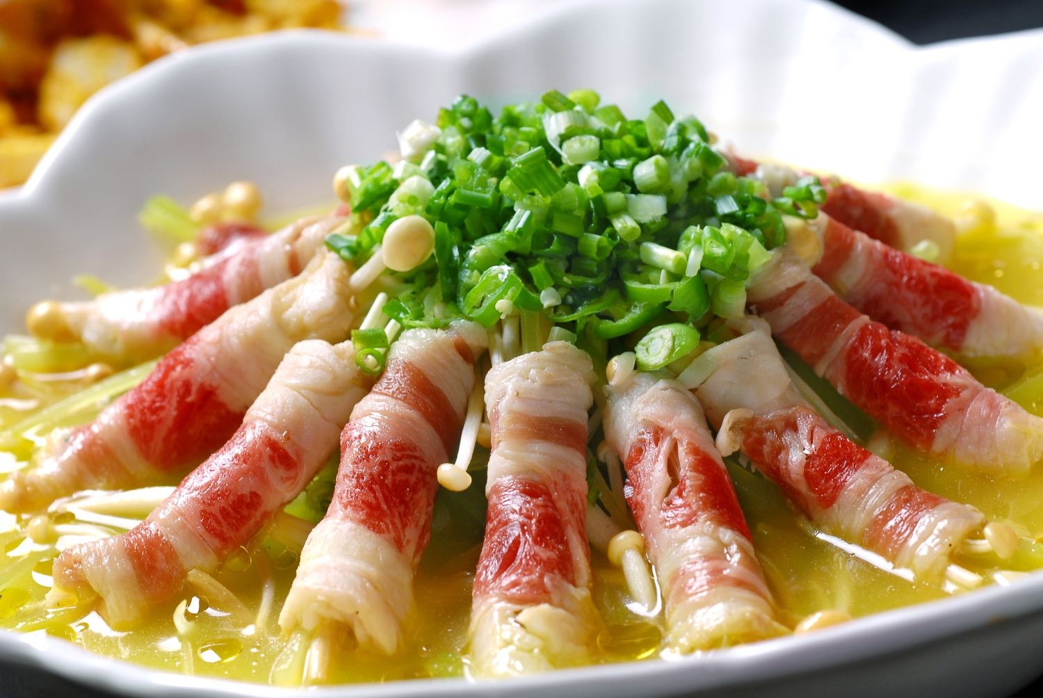 餐饮美食热菜酸汤肥牛卷高清图片