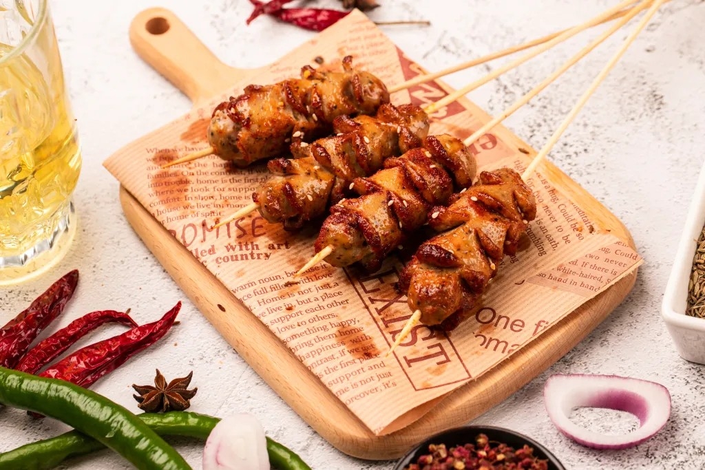 麻辣黑椒香肠烧烤烤串夜宵小吃美食摄影图