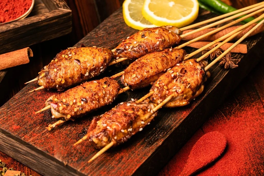 碳烤鸡中翅烧烤夜宵小吃美食摄影图